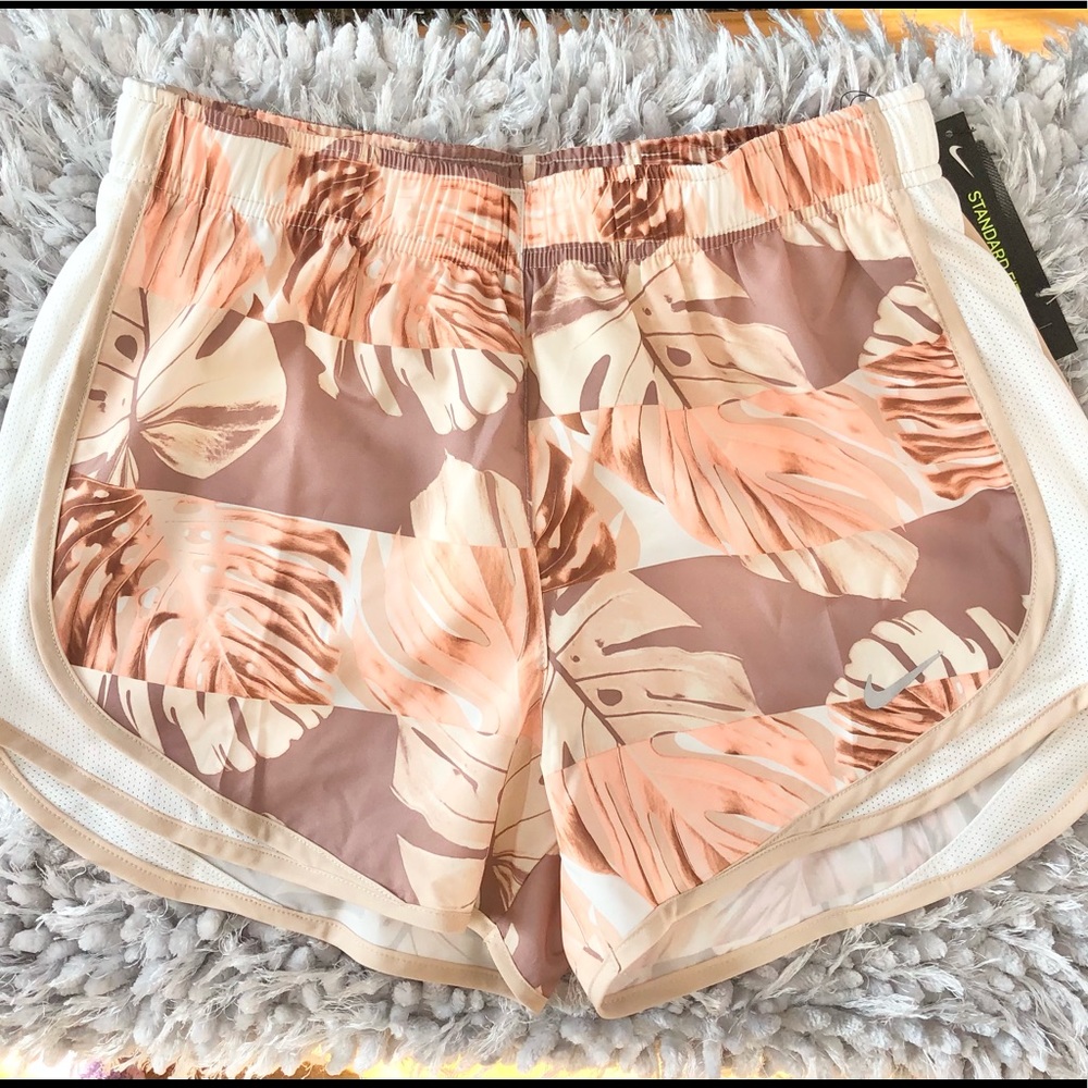 NWT NIKE women’s Tempo Sail/shimmer Running Short